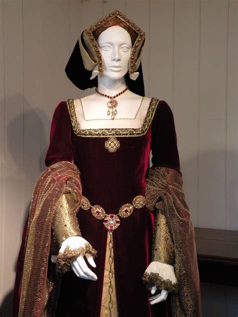 tudor period female fashion.